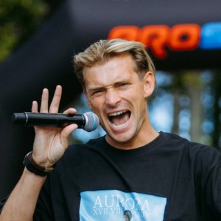 БЕГУЩИЙ КОММЕНТАТОР