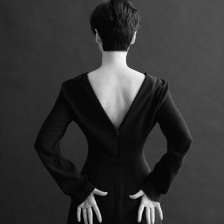 МЕЖДУ ИСКУССТВОМ И ТЕАТРОМ