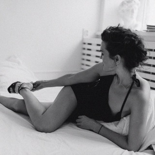 JULIA GELAS