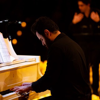 ПИАНИСТ МИХАИЛ