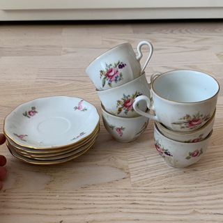 КНИГИ И ПОСУДА НА ГАЗОВОЙ