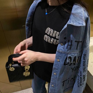 VÊTEMENTS À LA MODE