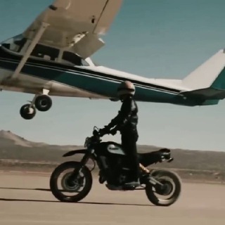 ЛОВИ МОМЕНТ (CARPE DIEM)