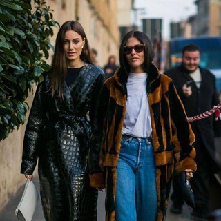 ДВЕ ДЕВИЦЫ НА МЕЛИ